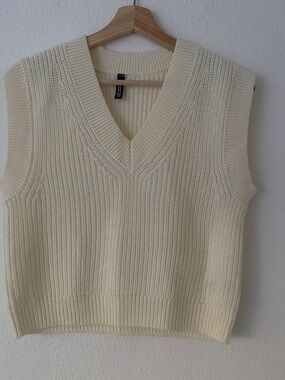 H&M Cream V-Neck Ribbed Sweater Vest